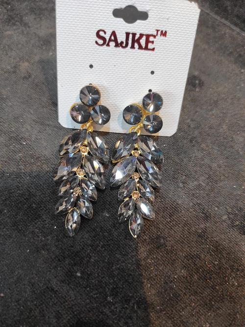 women stylish earring - 18569783 - Very Small Image - 1