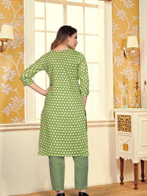 look bold and beautiful this festive - 18582471 - Very Small Image - 1