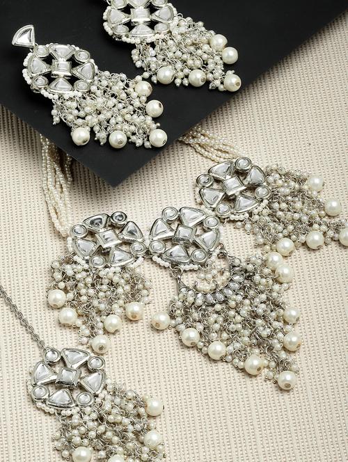 karatcart oxidised silver pearl studded floral kundan necklace earring and maang tikka set - 18635787 - Very Small Image - 1