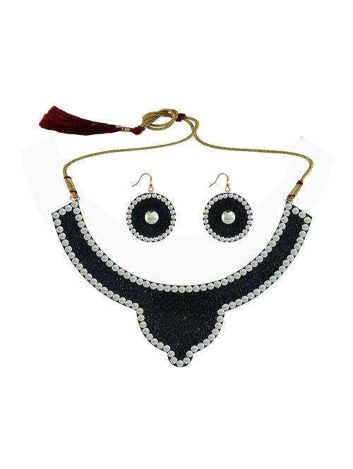 black metal necklaces and earring - 18796290 - Very Small Image - 1