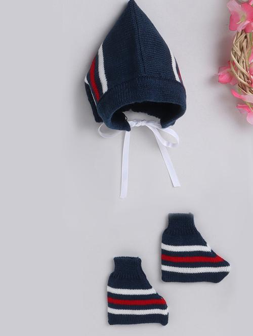 wool cap with pair of socks - 19335231 - Very Small Image - 1