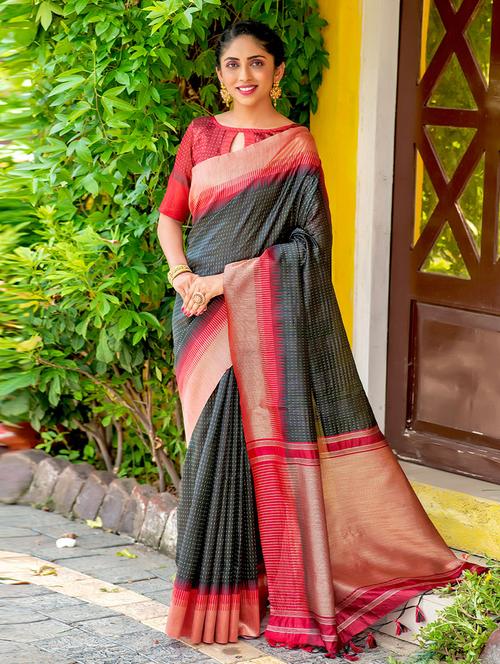 black self design woven saree with blouse - 19530389 - Very Small Image - 1