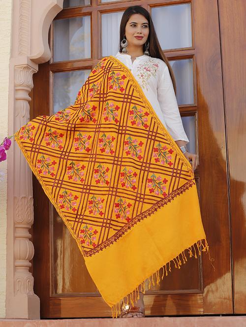 yellow wool shawl - 19913756 - Very Small Image - 1