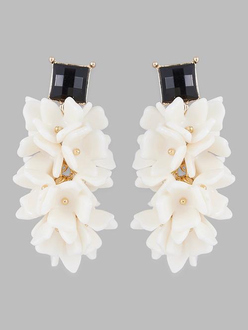 white plastic drop earring - 20022101 - Very Small Image - 1
