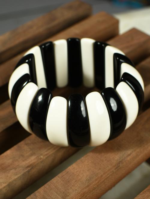 multi color plastic bangle bracelets - 20262131 - Very Small Image - 1