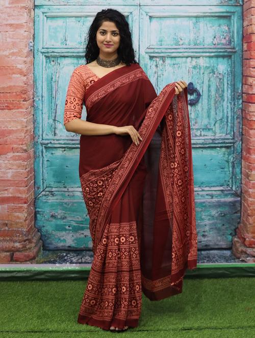 maroon colored printed saree - 20312579 - Very Small Image - 1
