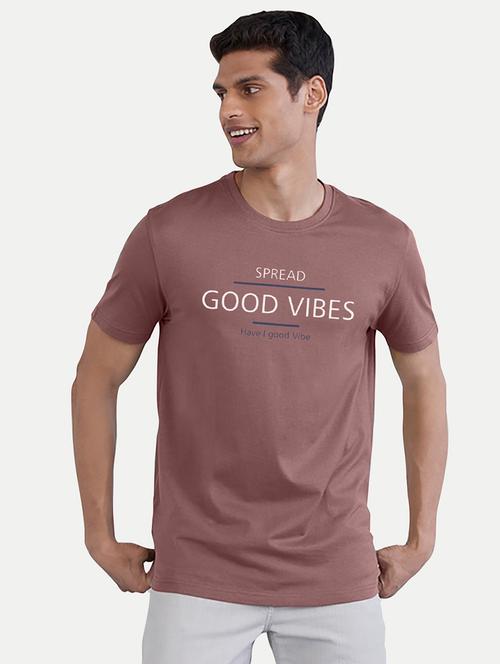 men round neck chest print t-shirt - 20384732 - Very Small Image - 1