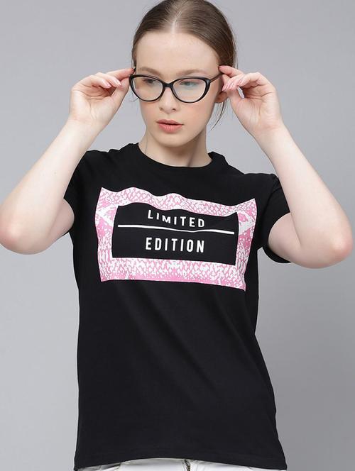 women round neck chest print t-shirt - 20721548 - Very Small Image - 1