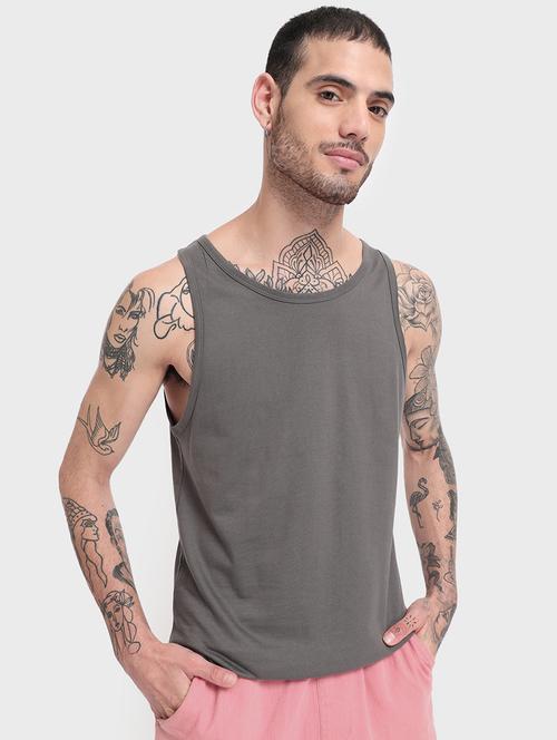 man solid sleeveless vest - 20744873 - Very Small Image - 1