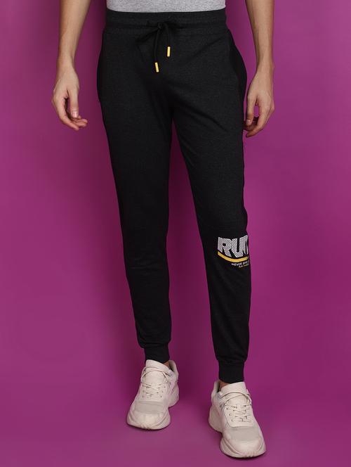 men mid rise placement printed jogger track pant - 20755318 - Very Small Image - 1