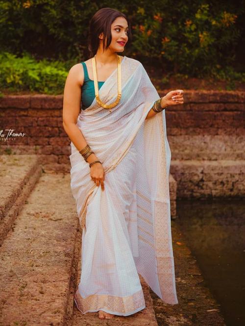 white jacquard kanjivaram saree with blouse - 21156688 - Very Small Image - 1