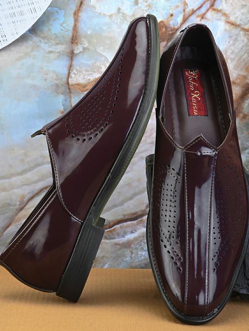 men maroon slip on mojari - 21642446 - Very Small Image - 1