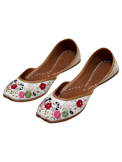 women handmade embroidered punjabi jutti - 21904372 - Very Small Image - 1