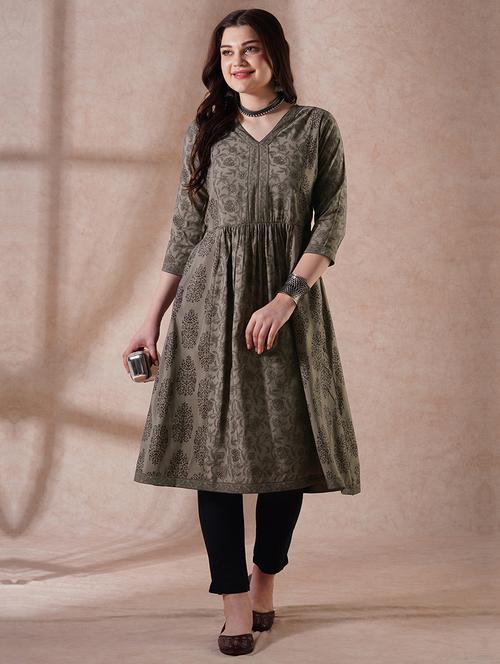 women green floarl printed v neck a-line kurta - 21908435 - Very Small Image - 1