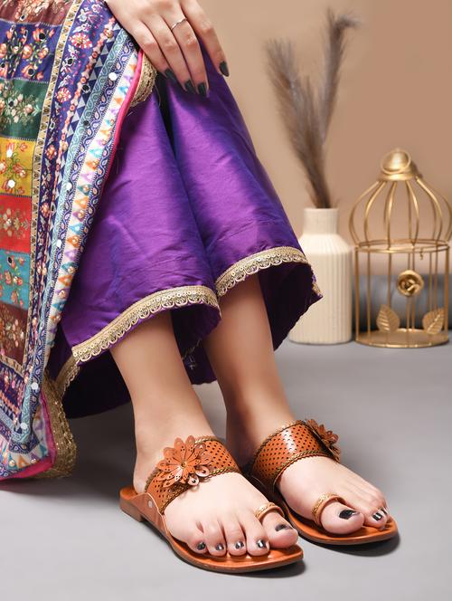 tan pu one toe kolhapuris - 21930393 - Very Small Image - 1