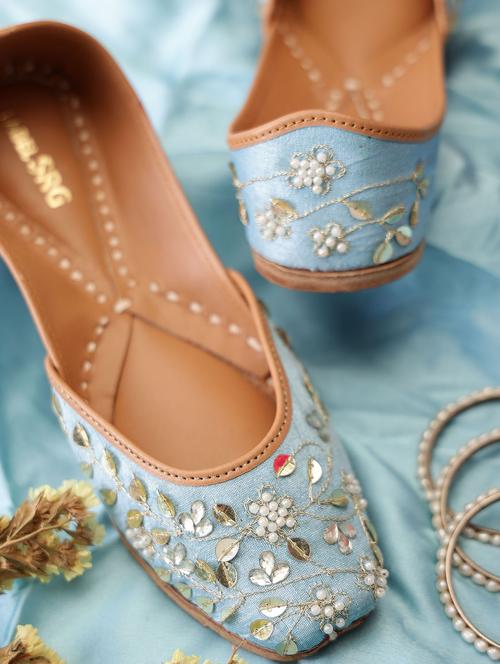 women embroidered slip on juttis - 21943240 - Very Small Image - 1