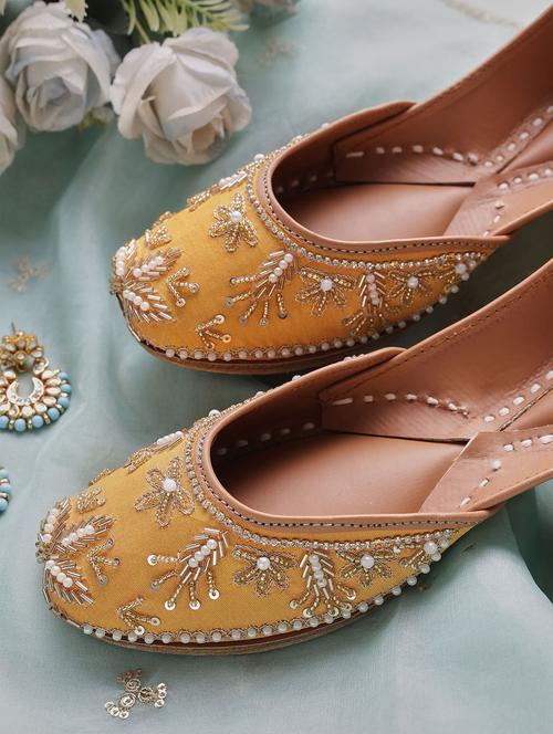 women embroidered slip on juttis - 21943242 - Very Small Image - 1