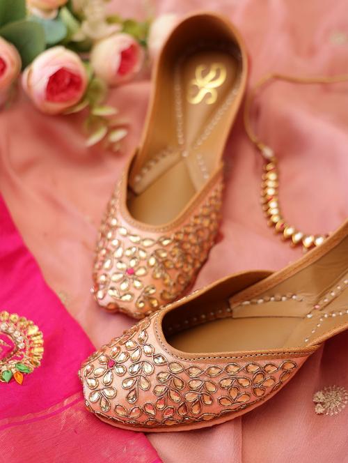women embroidered slip on juttis - 21943247 - Very Small Image - 1