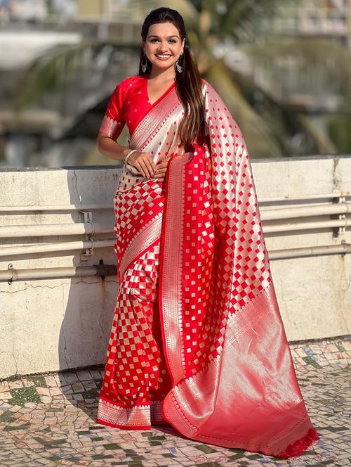 women self design banarasi saree with blouse - 21968805 - Very Small Image - 1