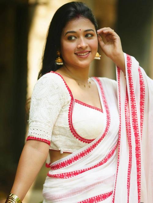 women white embroidered striped handloom saree with blouse - 22004946 - Very Small Image - 1
