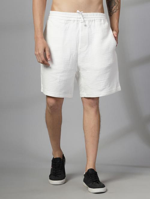 men solid mid rise regular fit shorts - 22028740 - Very Small Image - 1