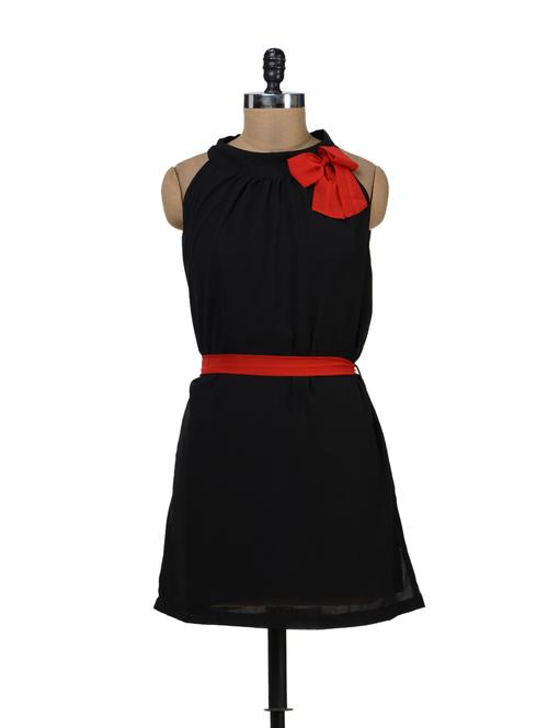 little black dress with a red bow - 38979 - Very Small Image - 1