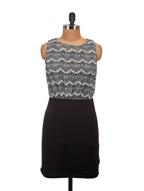 black & white dress with printed yoke - 55404 - Very Small Image - 1