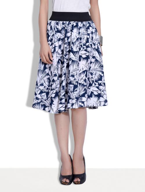 white and navy blue printed polycrepe skirt - 9633919 - Very Small Image - 1