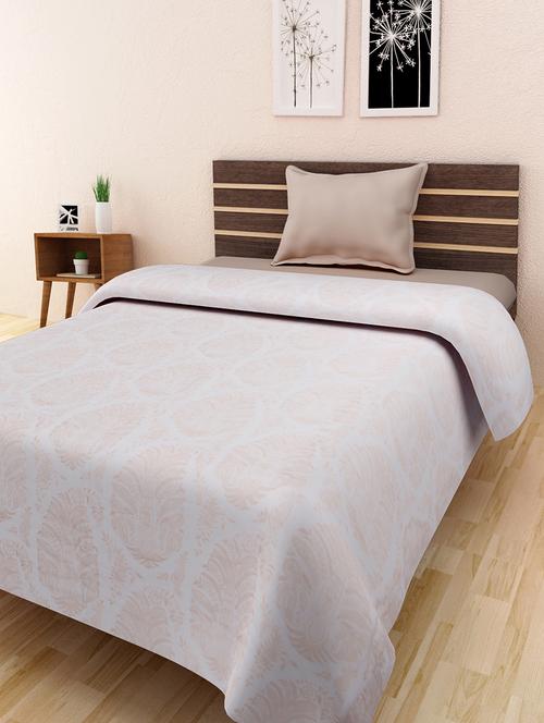 white and beige printed cotton quilt - 9653974 - Very Small Image - 1