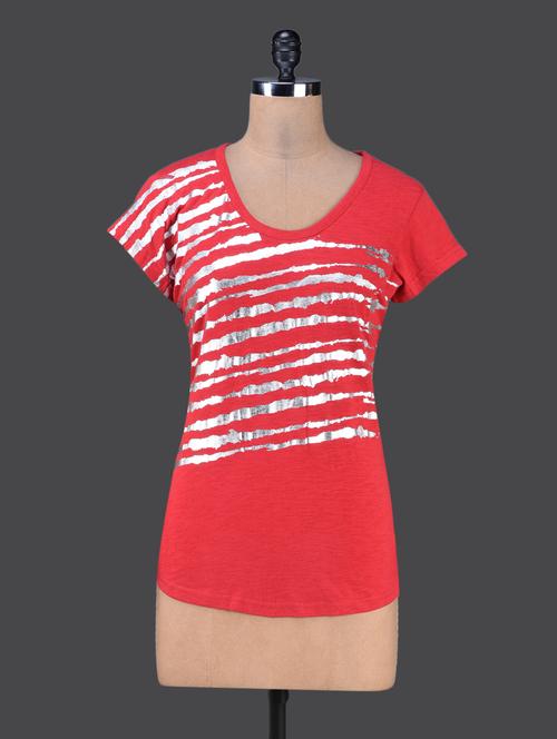 Red half sleeves foil print top - 1152658 - Very Small Image - 1