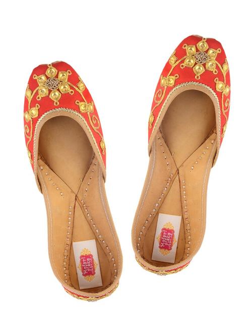 red silk hand embroidered mojaris - 12221675 - Very Small Image - 1