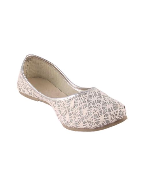 beige  ethnic jutis - 14618945 - Very Small Image - 1