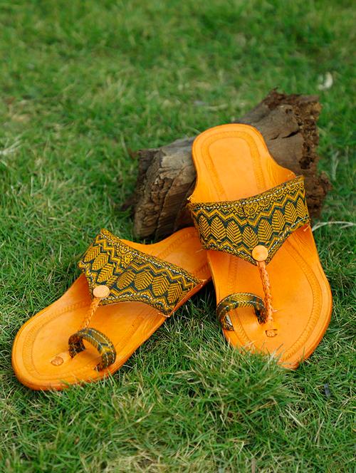 green one toe  kolhapuri - 15272207 - Very Small Image - 1