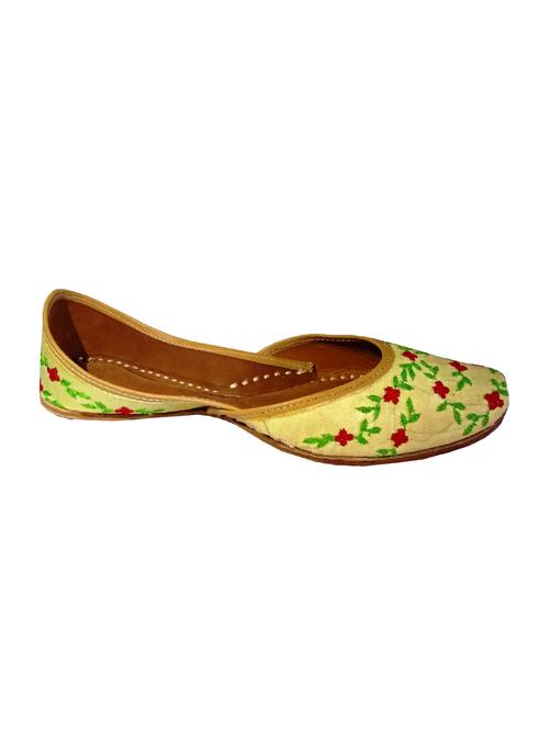 yellow slip on jutis - 15416585 - Very Small Image - 1