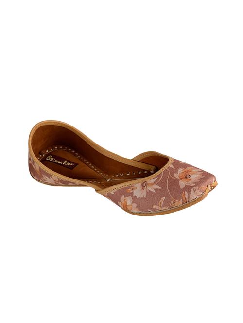 brown slip on jutis - 15897356 - Very Small Image - 1