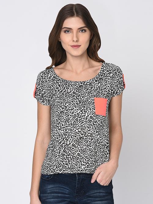 patch pocket printed top - 16172752 - Very Small Image - 1