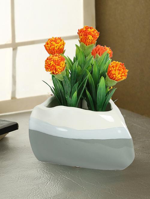 grey & white ceramic triangular pot - 16179424 - Very Small Image - 1