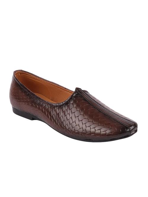 brown leatherette slip on jutis - 16316380 - Very Small Image - 1