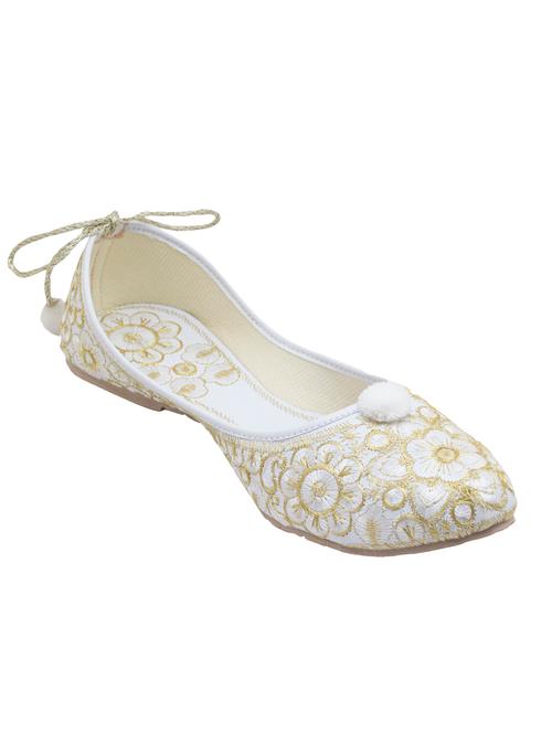 white embroidered jutis  - 16876641 - Very Small Image - 1