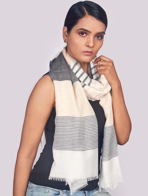 multi colored striped stole - 17159837 - Very Small Image - 1