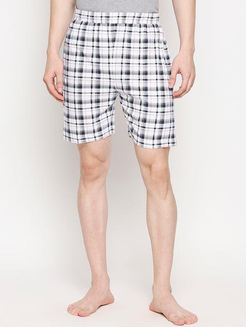 white checkered shorts - 17469257 - Very Small Image - 1