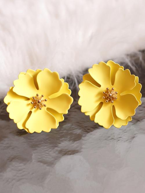 yellow metal studs earring - 17565227 - Very Small Image - 1