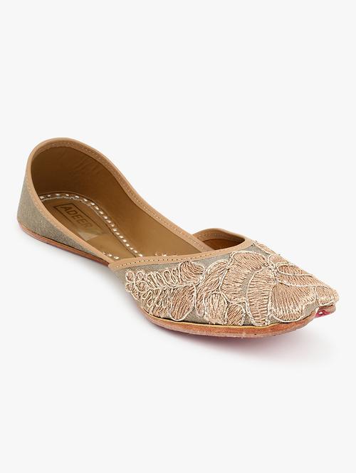 Beige Slip On Jutis - 17857758 - Very Small Image - 1
