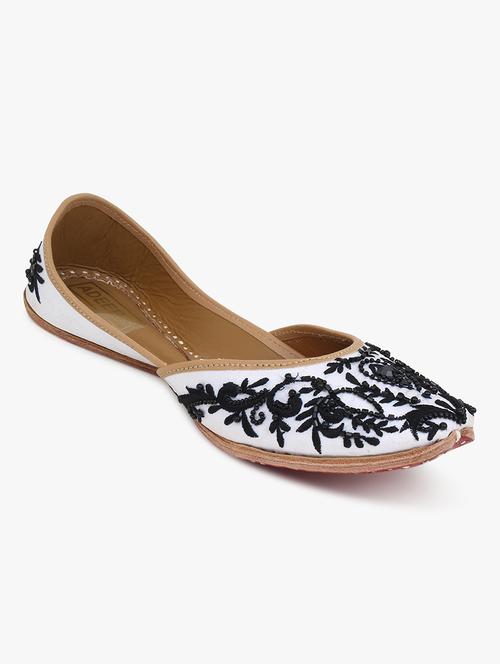 white slip on jutis  - 17857762 - Very Small Image - 1