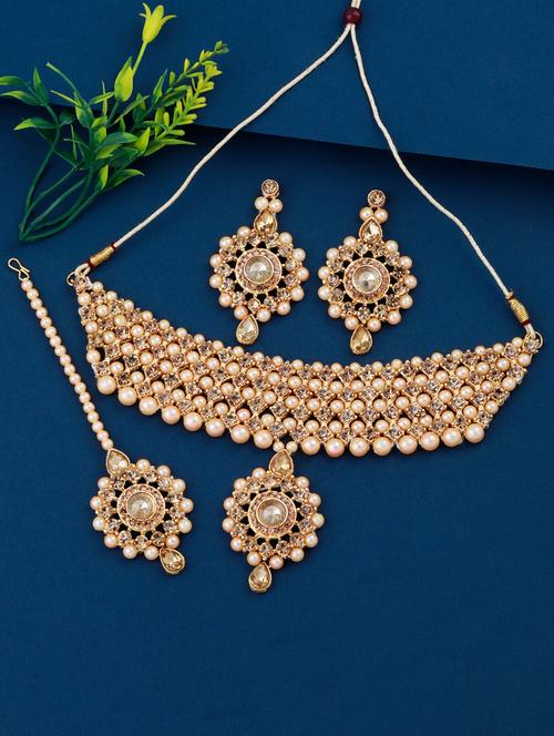 gold pleated brass short necklaces with earring and maangtikka - 18026960 - Very Small Image - 1