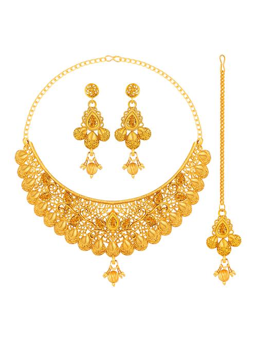 gold pleated metal choker necklace with earring and maangtikka - 18033400 - Very Small Image - 1