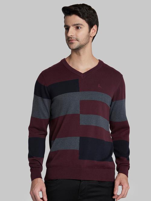 v printed pullover - 18054528 - Very Small Image - 1