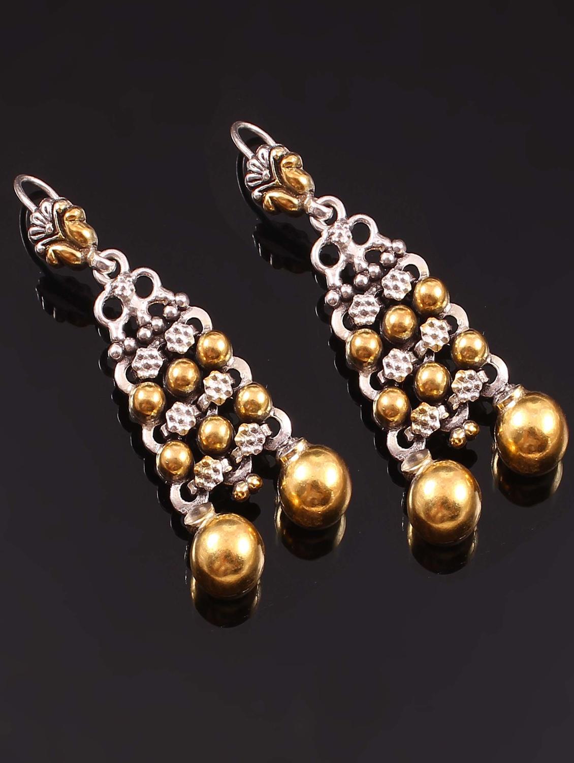 handcrafted gold earring - 18137969 - Zoom Image - 1