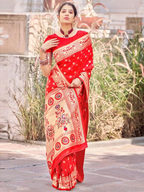 red self design woven saree with blouse - 19507906 - Very Small Image - 1