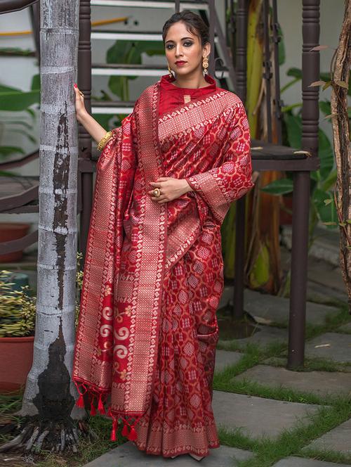 red self design woven saree with blouse - 19531374 - Very Small Image - 1